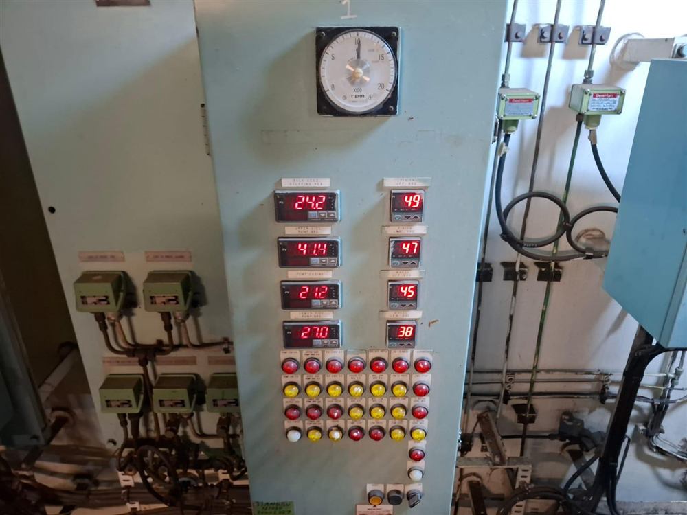 Shinko cargo oil pump turbine control and bearing-temperature panel – Mescomar
